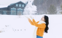 女人喊疼男人却往里寨打扑克